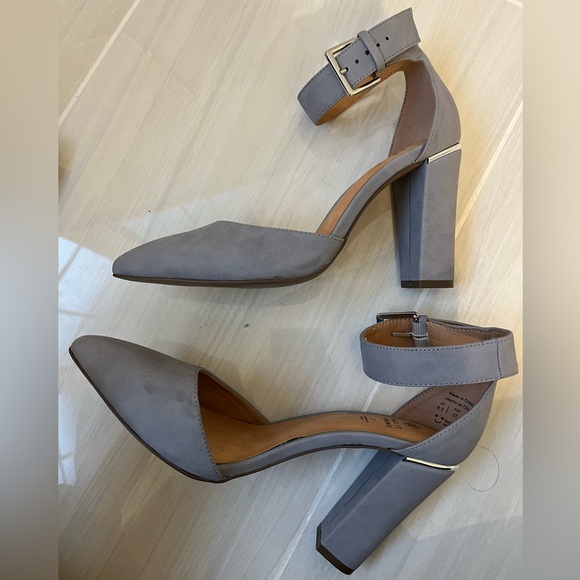 Call it Spring US Size 6.5 Vegan Leather Heels with Gold Detail (2 Pairs) - Picture 10 of 16